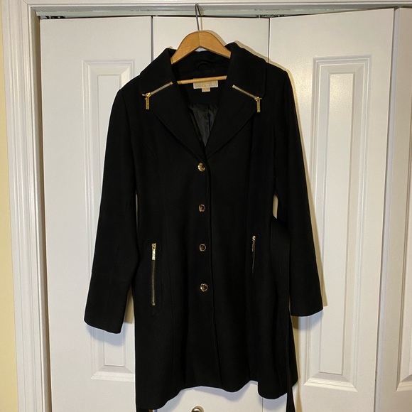 Classic & chic black winter coat with gold details - Picture 6 of 7